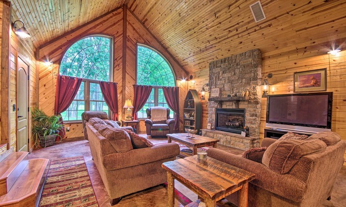 Mountain Home Casa | Spacious Family Home w/ Fire Pit by Norfork Lake!