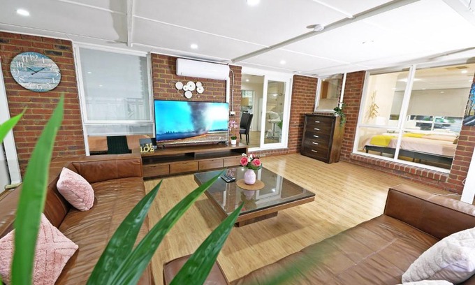Hampton Park Villa | Spacious Family Home 4BRM in Hampton Park near Dandenong Ranges