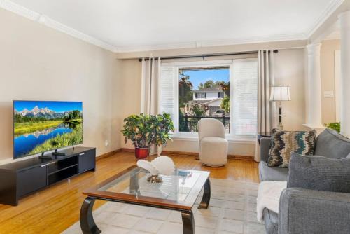 Applewood Casa | Spacious Family Home w Games, Netflix and Backyard