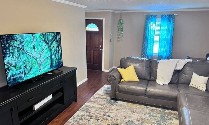 Gadsden Casa | *Spacious Family Home - Downtown Gadsden!*