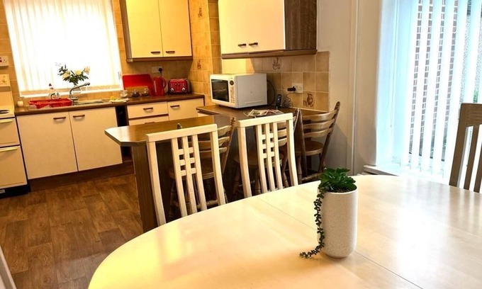 Irlam Apartamento | Spacious Family Home