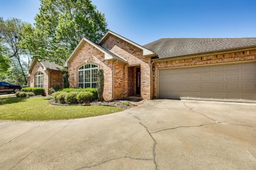 Fayetteville Casa | Spacious Family Home 3 Mi to Downtown Fayetteville