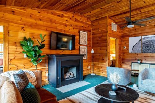 Sevierville Casa | Spacious Family Home with Hot Tub Game & Play room