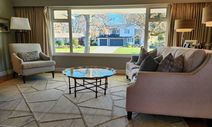 Oak Bay Casa | Spacious Family Home with Large Yard in Oak Bay