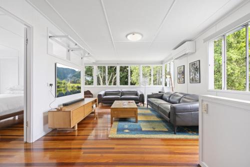 Gordon Park Casa | Spacious Family Home with Garden in Quiet Suburb