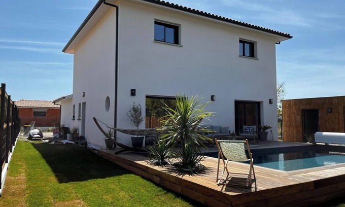 Mios Casa | Spacious family home with swimming pool
