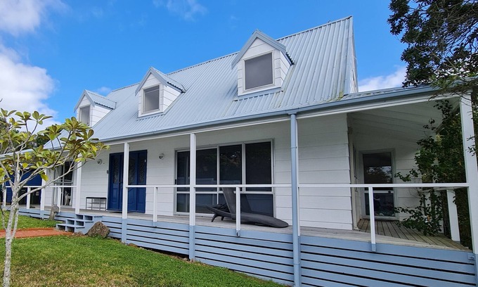 Orewa Casa | Spacious Family Home with deck & garden. Short walk to the beach.