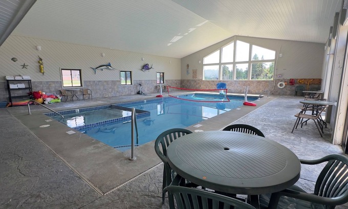 Alger Cabina | Spacious Family Ready 2BR Riverside Retreat | with Indoor Pool & Waterside Deck