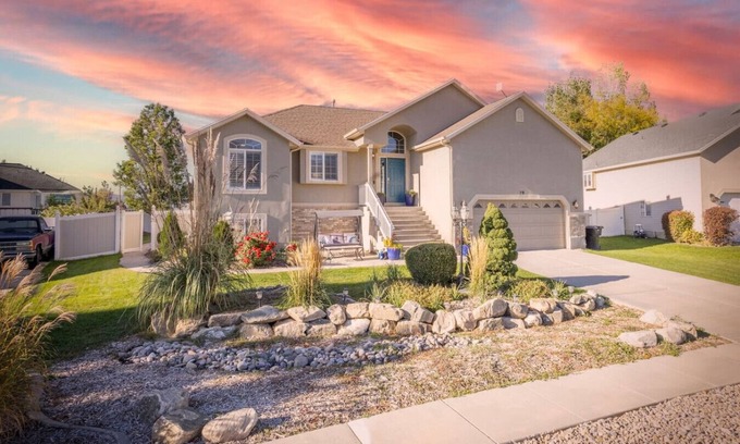 Farmington Casa | Spacious Family Retreat in Farmington – 6BR with Private Yard, Close to Parks