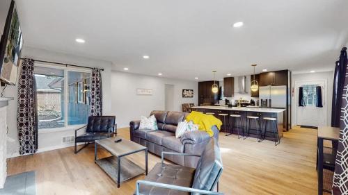 Southeast Casa | Spacious Family Retreat in Denver