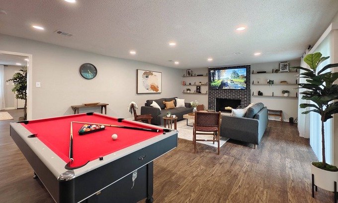Foster Place Casa | Spacious Family Retreat – 2 King Suites, Pool Table, & Backyard Oasis
