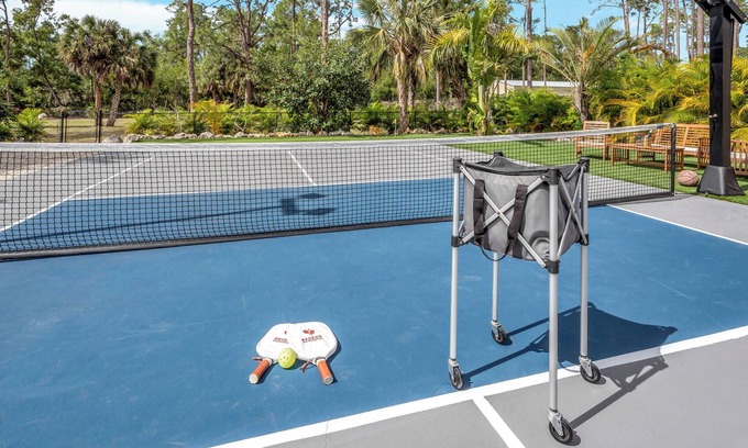 Oakes Estates Casa | Private pool, Pickleball court, fitness center and sauna with large family home