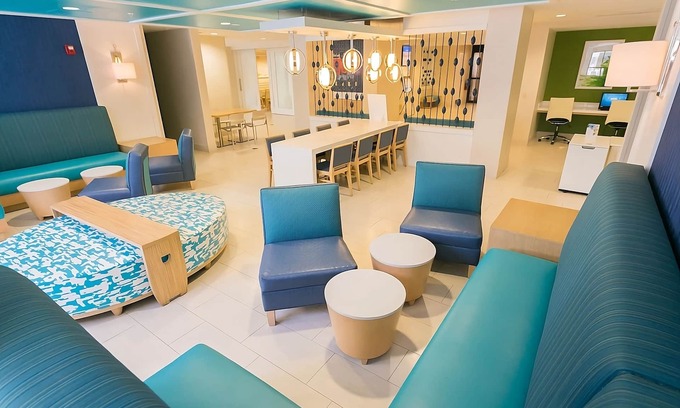 Florida Central Atlantic Coast Hotel | Spacious Family Suite W/ Swimming Pool, Shuttle Service to Orlando Theme Parks!