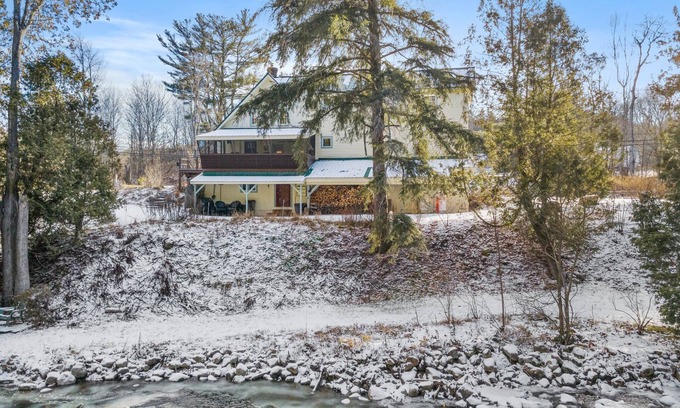 Campton Otro | Spacious Farmhouse Estate Overlooking a Babbling Brook