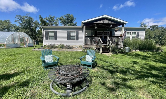 Lenox Otro | Spacious farmhouse near Montauk State Park in Salem MO