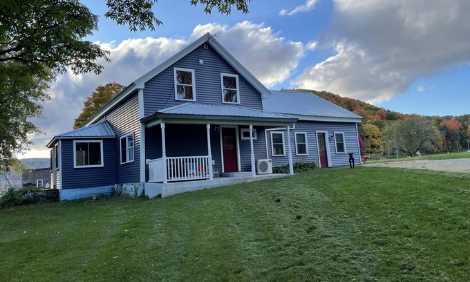 Dorloo Otro | Spacious farmhouse on 3+ acres. Pet and family friendly!