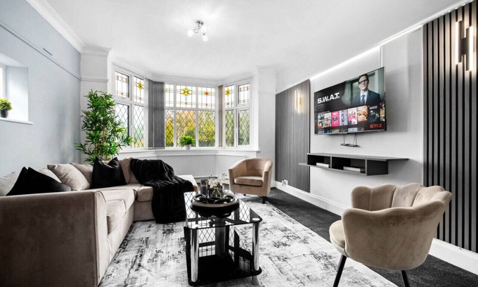 Stonnall Casa | Spacious Five Bed House Near Airport - Parking - Garden
