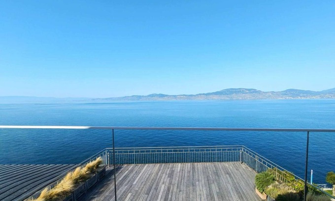 Saint-Gingolph Apartamento | Spacious flat with magnificent terrace overlooking Lake Geneva.