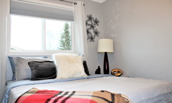 Northeast Anchorage Condominio | Amplio piso con ambiente acogedor / capacidad para 6