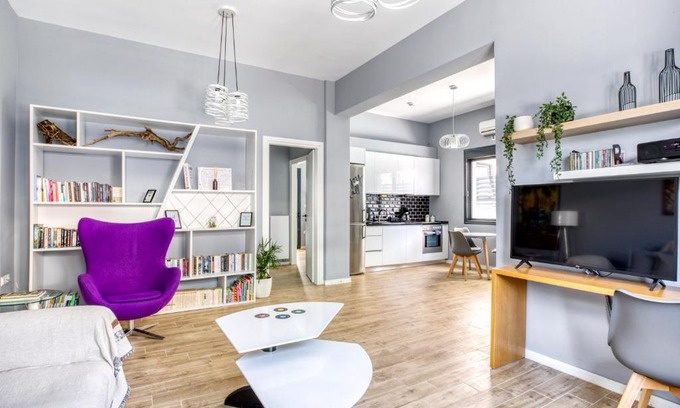 Kolokinthou Apartamento | Spacious flat with courtyard in Peristeri!