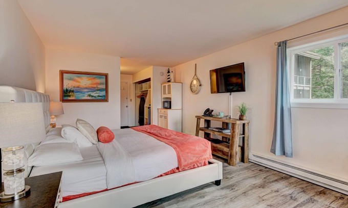 Otter Rock Apartamento | Spacious Forest-View Suite with Balcony
