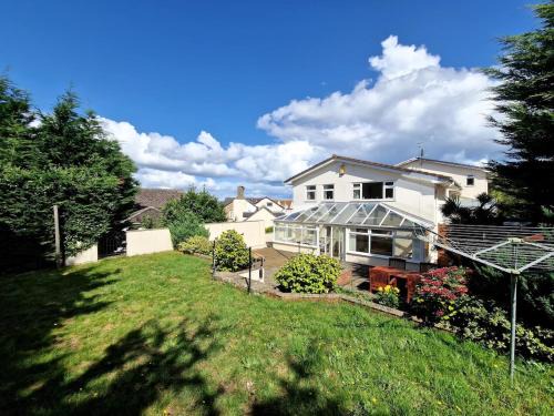 Roundham Casa | Spacious Four Bedroom House, 3 min walk to beach