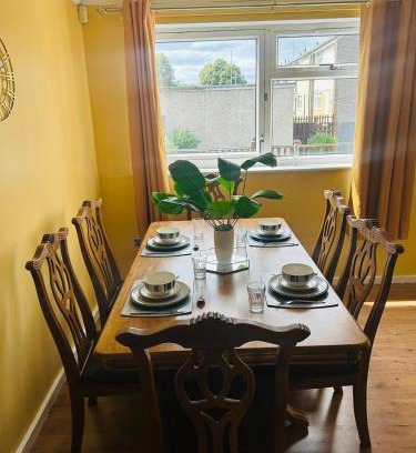 Leeds Casa | Spacious, free parking, 9 mins Elland Rd, nr town