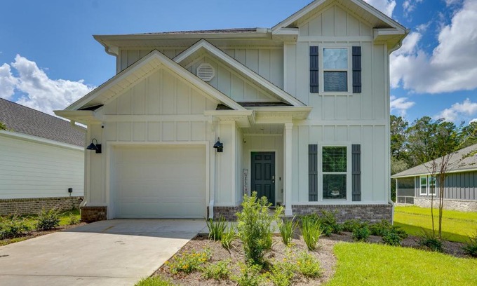 Freeport Casa | Spacious Freeport Home with Deck and 2 Living Areas!