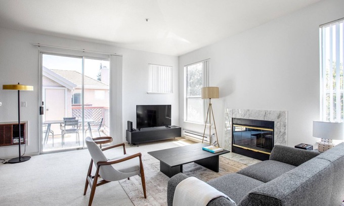 Central District Apartamento | Spacious Fremont 2BR w/ W/D, Pool, close to Lake & Shops, by Blueground