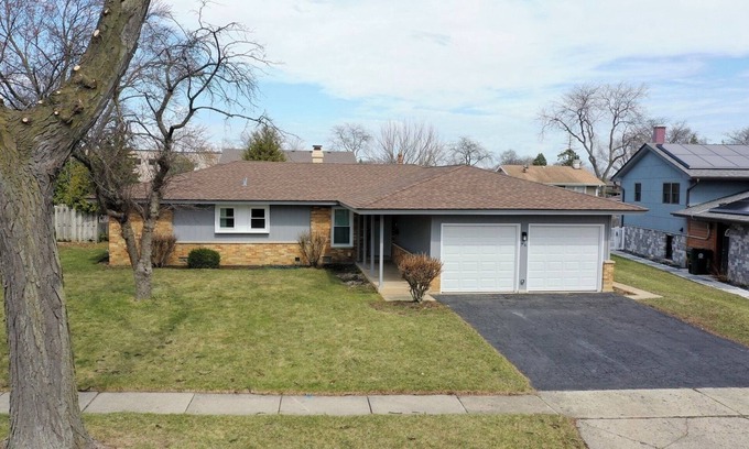 Elk Grove Village Casa | Spacious Freshly Renovated 4Br/2Ba house with AC and WiFi Near O'Hare Airport