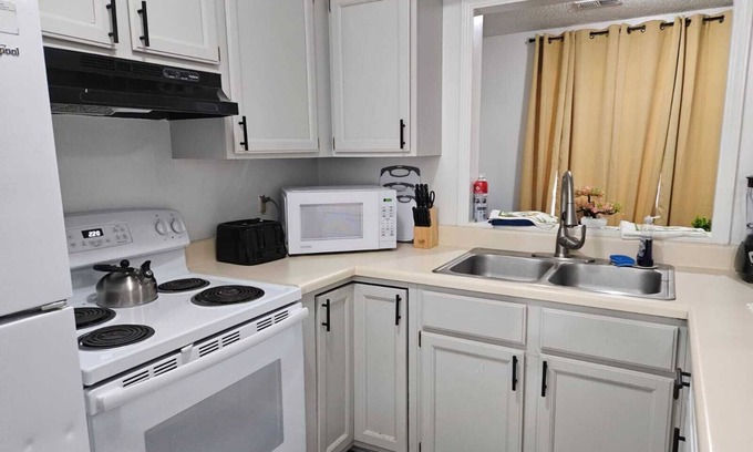 Bartlett Apartamento | Spacious fully furnished 3-bedroom apartment with AC strong Wi-fi