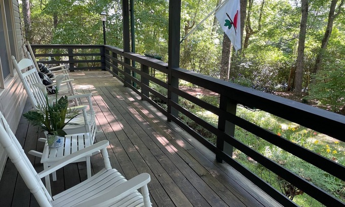 Lake Toxaway Cabina | Spacious fully-renovated cottage with lake views nestled in serene Lake Toxaway.