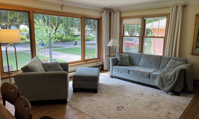 Payne - Phalen Casa | Spacious Fully Renovated 4-Bedroom Home With 2 Kitchens Near Lake Phalen