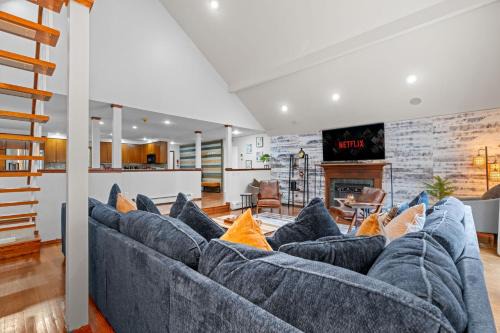 Pocono Pines Casa | Spacious Game Room Seclusion Hot Tub and more