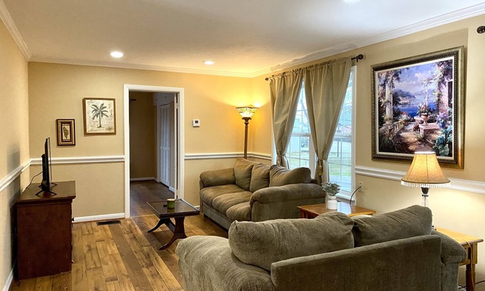 Carthage Apartamento | Spacious Garage Apt near downtown Carthage, walking distance to shops & eateries