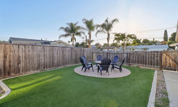 La Presa Casa | Spacious, Gated Yard, No Stair, King Bed, 1600 sqft