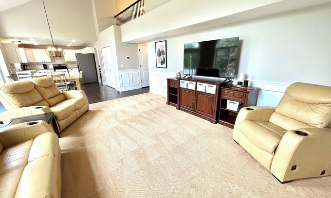 South Jordan Casa | Spacious Gathering Place 2x Living Rooms & Dining Rooms + Fenced Private Yard