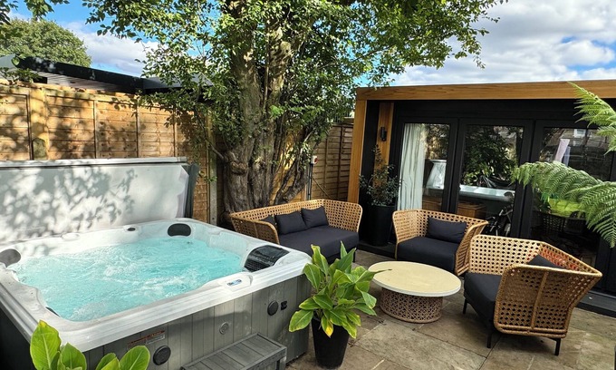 Coombe Vale Casa | Spacious and modern 4 bed with hot tub and large garden.