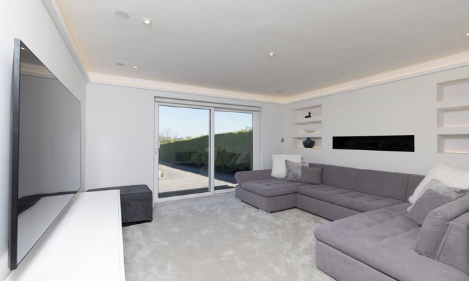 Swindon Casa | Spacious 4BD Smart Home in Idyllic Rural Setting