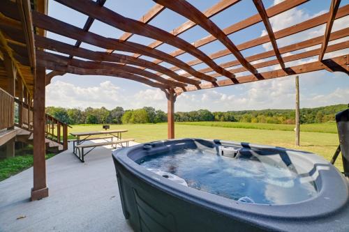 Hardin County Casa | Spacious Getaway 5 Mins to Garden of the Gods