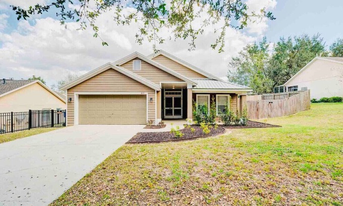 Minneola Casa | Spacious Getaway ~ Heated LED Pool & Ping Pong