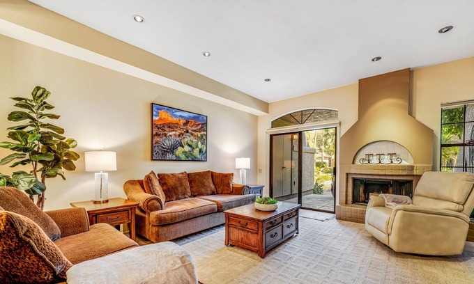 Scottsdale Ranch Condominio | Spacious getaway near downtown with shared pool, patio, balcony & jetted tub