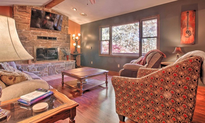 Mountain Home Casa | ¡NUEVO! Norfolk Lake Getaway Home w / Game Room & View!