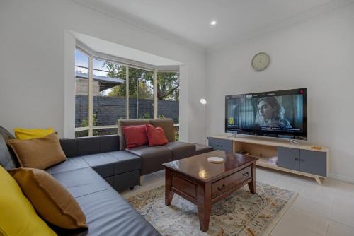 Glenunga Casa | Spacious Glenunga Home with Garage Parking