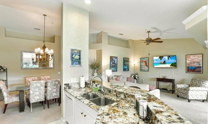 Naples Apartamento | Spacious Golf Club Condo, Membership Available!