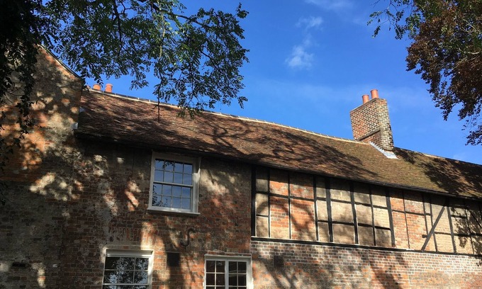 Marlborough Casa | Spacious Grade 2 Listed home - central Marlborough - free parking