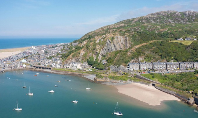 Barmouth Casa | Spacious Grand Victorian Townhouse by the sea. Magnificent Views. Great Location