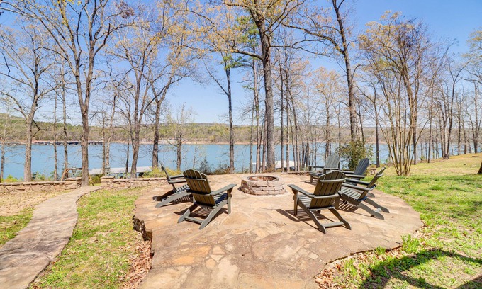 Edgemont Casa | Spacious Greers Ferry Lake House w/ Grilling Deck!