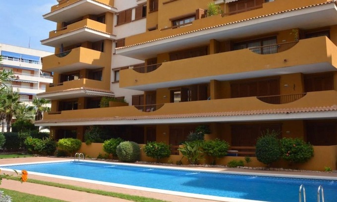 Punta Prima Apartamento | "Espacioso apartamento en planta baja" con piscina compartida, terraza y Wi-Fi