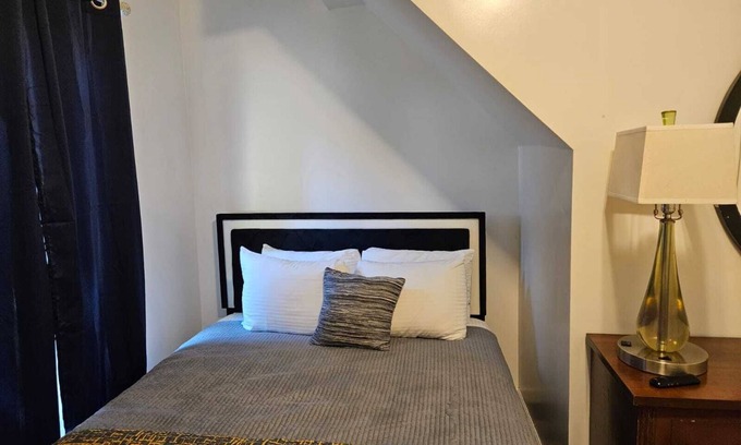 Memphis Cabaña | Spacious Guest House w/ 8+ Beds - Near Downtown & Medical District